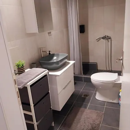 μοντέρνο στη *