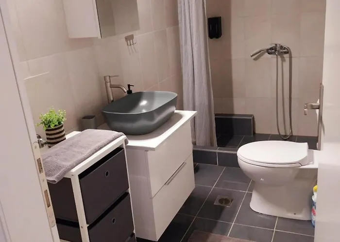 μοντέρνο στη *